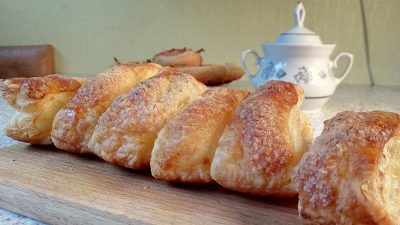 Слоеные рулетики с сыром и колбасой и сладкие язычки