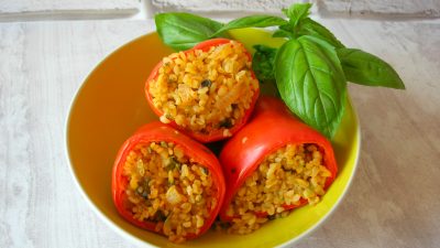 Перец фаршированный булгуром, грибами, мятой и изюмом