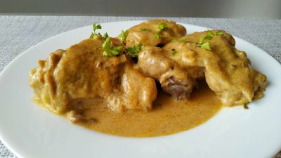 Куриные бедра в сметанном соусе на сковороде