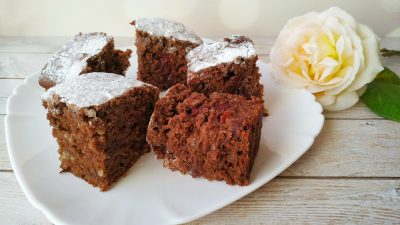 Шоколадный брауни с вишней и миндальными хлопьями