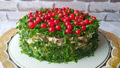 Слоеный салат с крабовыми палочками и маринованными грибами