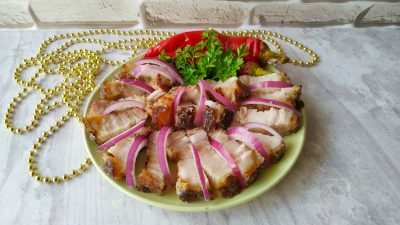 Свиная грудинка на луковой подушке в духовке