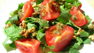 Салат со щавелем, помидорами и грецкими орехами