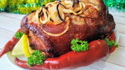 Мясной рулет с ветчиной и красным болгарским перцем