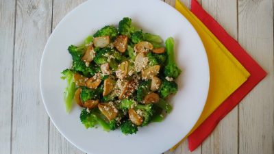 Салат из брокколи с чесночными чипсами и пикантной заправкой