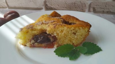 Заливной пирог со сливами и корицей