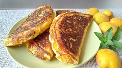 Вареники на сковороде из творожного теста с абрикосами