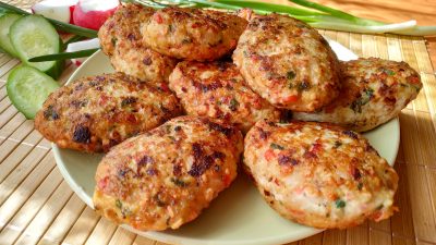 Куриные котлеты с крабовыми палочками и овсяными хлопьями