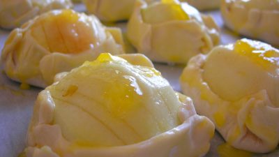 Открытые слойки с яблоками и джемом из готового теста