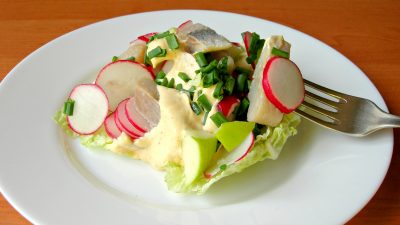 Салат «Норвежский» с сельдью, редисом и яблоком