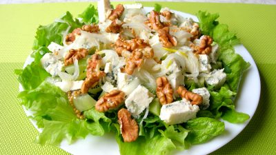 Салат Герцогиня с киви, грецкими орехами и сыром дор блю
