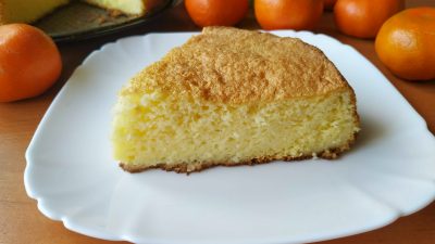 Пышный и влажный бисквит из манки на молоке