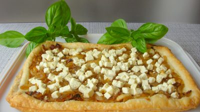 Быстрый луковый пирог из слоеного теста с брынзой