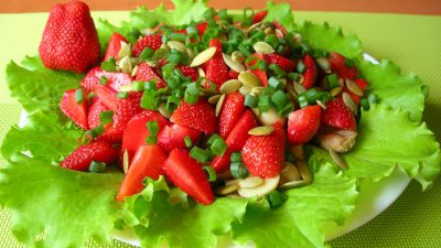 Салат с клубникой, курицей и грибами без заправки