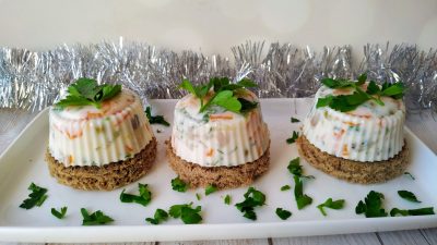 Закуска из сельди на черном хлебе