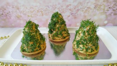 Новогодняя закуска на крекере с морковью, сыром и грецкими орехами