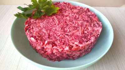 Салат из свёклы с сыром и крабовыми палочками
