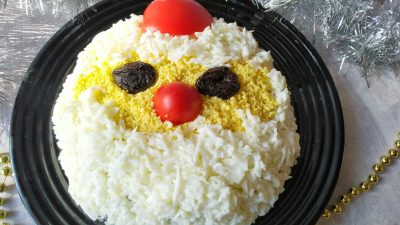 Слоеный салат с курицей, грибами и черносливом