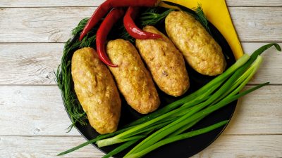 Домашние колбаски из свинины и курицы в духовке