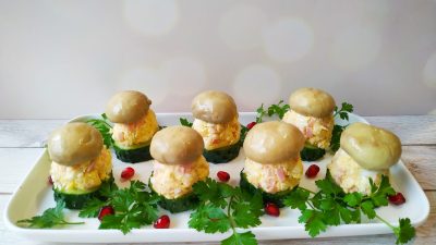 Праздничная закуска с ветчиной, сыром и маринованными грибами