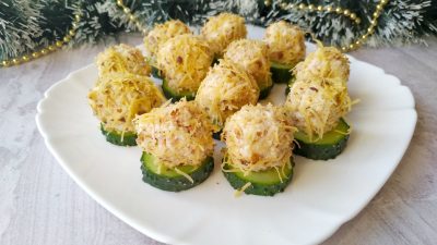 Закуска из консервированного лосося и яиц с сыром и огурцом