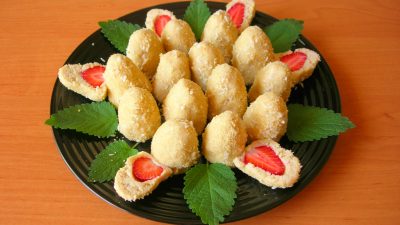 Печенье без выпечки с творогом и клубникой