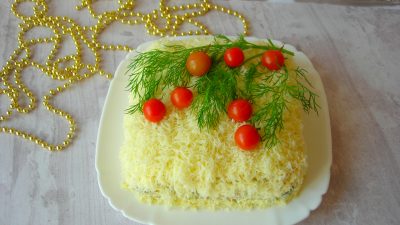 Новогодний слоеный салат с кальмарами, картофелем и оливками