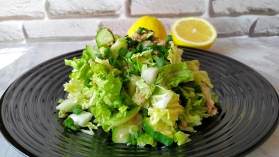 Салат из пекинской капусты, огурцов и консервированного тунца