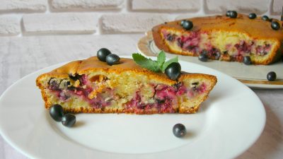 Пирог на сметане с черной смородиной