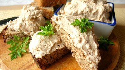 Паштет из яиц с луком и грецкими орехами