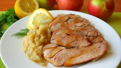 Запеченный стейк индейки в маринаде с яблочным соусом