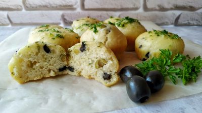 Закусочные дрожжевые булочки с оливками, зеленью и чесноком