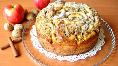 Пирог из «розочек» с яблоками и грецкими орехами