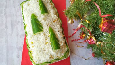 Слоеный салат с курицей и кукурузой Елочки в снегу