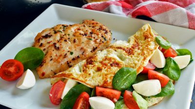 Омлет с куриным стейком, моцареллой и помидорами черри