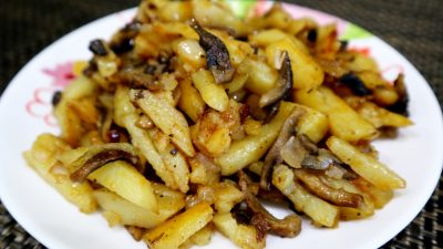 Жареная картошка с шампиньонами и луком