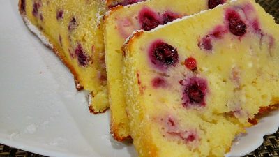Манник на сметане с творогом и черной смородиной