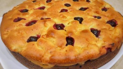 Двухслойный пирог на кефире с яблоками и ягодами