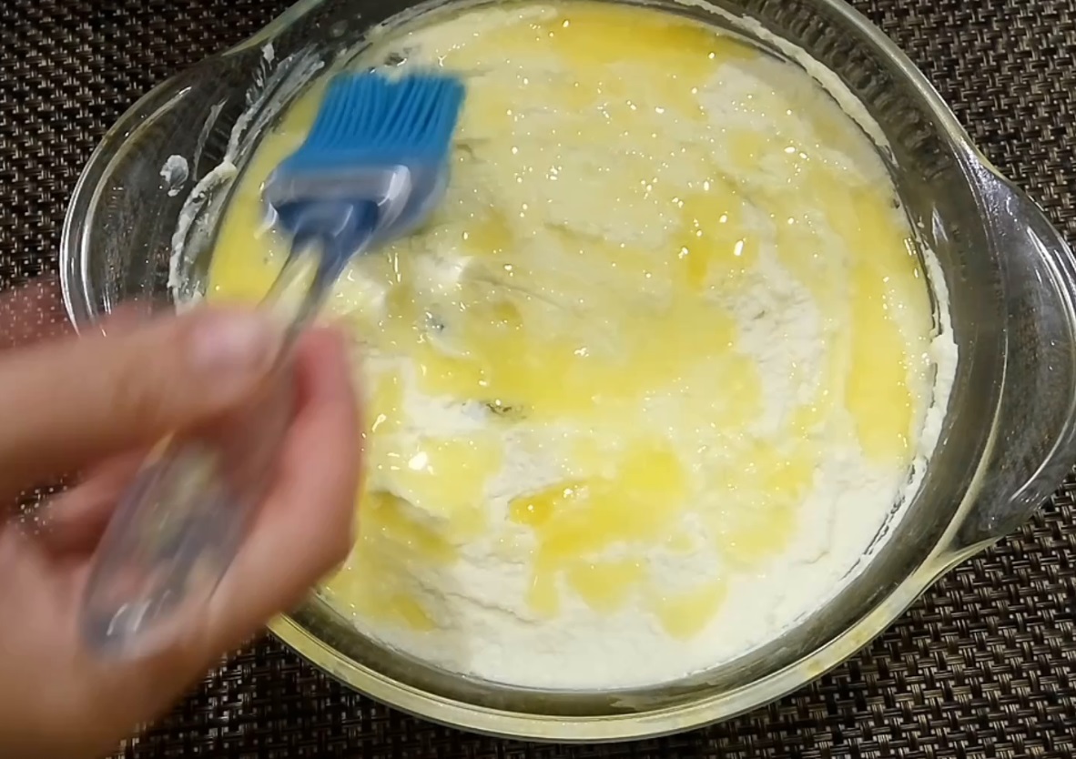 Смазывать яйца маслом. Промазать форму для запеканки маслом. Смазать форму сливочным маслом. Выкладывает творожную массу в форму запеченная. Форма пудинга смазываем маслом и посыпаем сухарями.