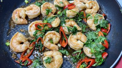 Креветки жареные в белом вине и чесночно-устричном соусе