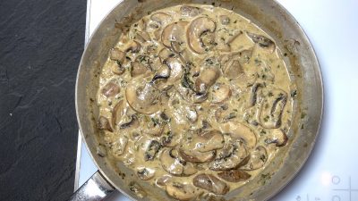 Грибы в сливочном соусе с луком и чесноком