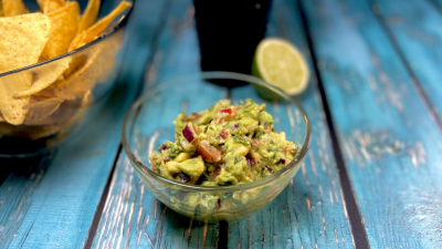 Гуакамоле из авокадо с помидорами и лаймом