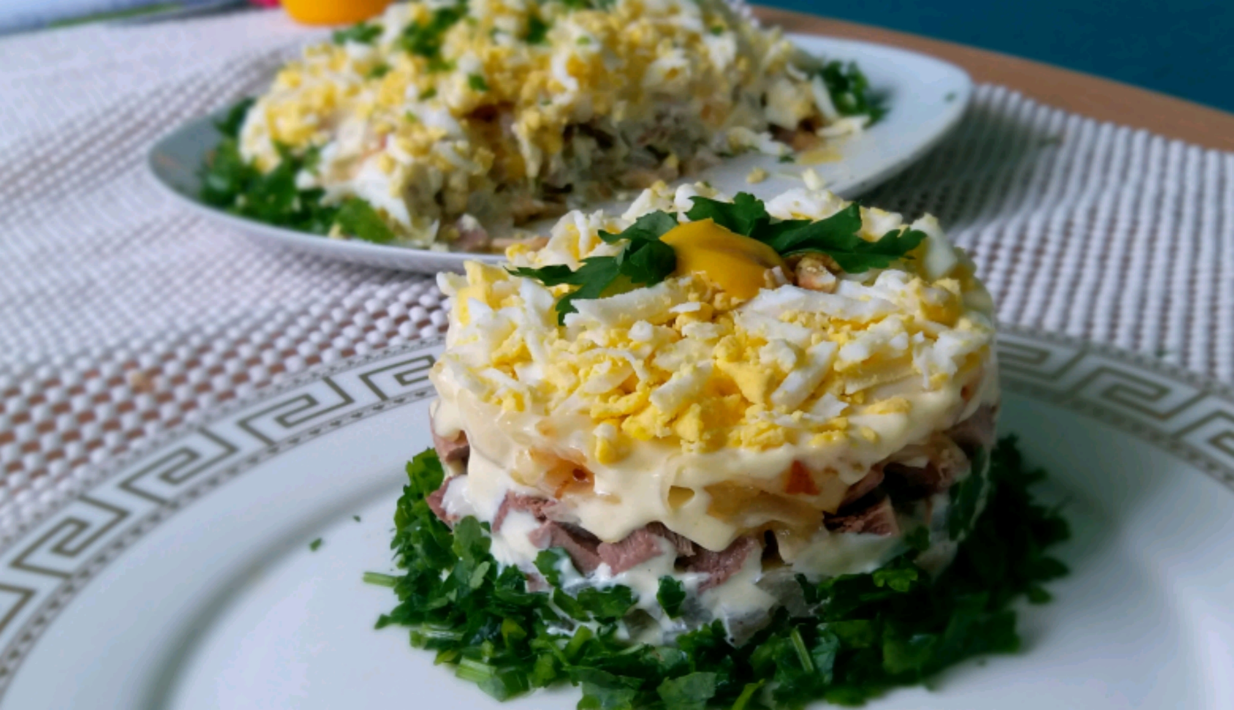 Новогодний салат с языком и яичными блинчиками «Овечка» - кулинарный рецепт.