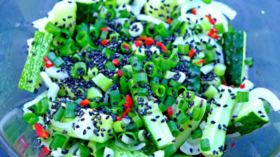 Легкий салат из огурцов по-корейски с соевым соусом