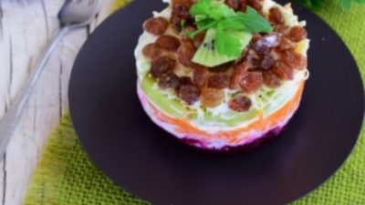 Слоеный салат со свеклой, морковью, киви и изюмом