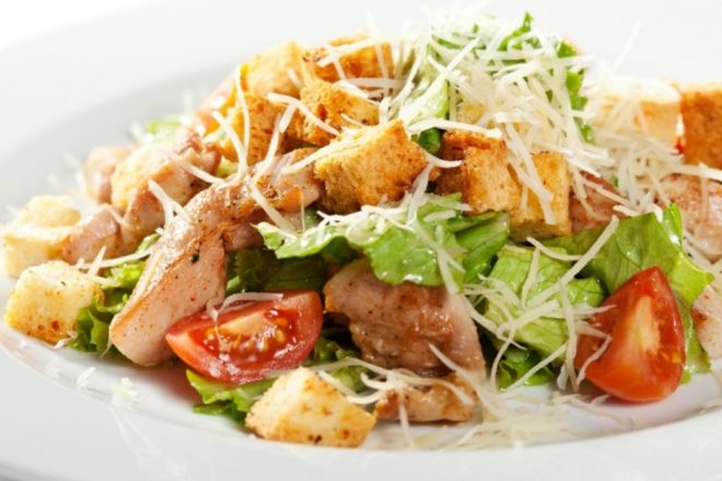 11 лучших рецептов салата цезарь. Это точно стоит попробовать