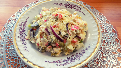 Салат из капусты с крабовыми палочками, яйцом и зеленым горошком