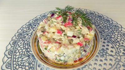 Крабовый салат с яйцами, зеленым горошком и картофелем