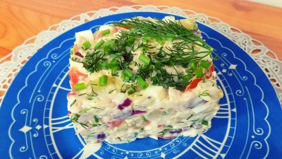 Салат с копченой куриной грудкой, сыром и помидорами
