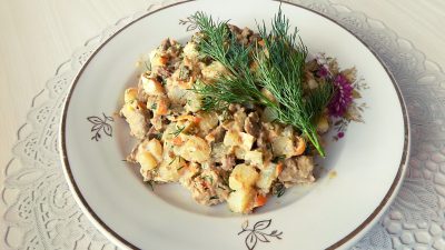 Печеночный салат из куриной печени с солеными огурцами